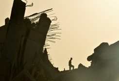 شخص يقف وسط أنقاض مبنى متضرر، في أعقاب الزلازل التي ضربت لا غوايرا، فنزويلا، في 25 يونيو 2026. رويترز