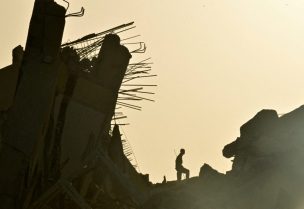 شخص يقف وسط أنقاض مبنى متضرر، في أعقاب الزلازل التي ضربت لا غوايرا، فنزويلا، في 25 يونيو 2026. رويترز