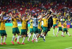 المنتحب الأسترالي يحتفل بعد التعادل أمام باراعواي والتأهل للدور القادم