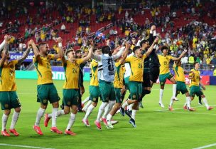 المنتحب الأسترالي يحتفل بعد التعادل أمام باراعواي والتأهل للدور القادم