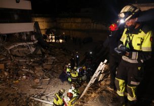 يشارك أفراد من فرقة الإطفاء ECU-11 في غواياكيل، الإكوادور، في عمليات الإنقاذ داخل مبنى انهار إثر زلازل قوية في لا غوايرا، فنزويلا، في 29 يونيو 2026. رويترز