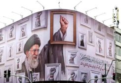 جدارية لعلي خامنئي في طهران