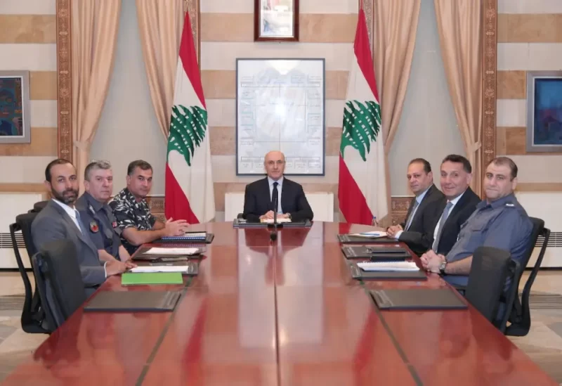 وزير الداخلية والبلديات أحمد الحجار اجتماعًا في مكتبه، حضره المدير العام لقوى الأمن الداخلي اللواء رائد عبدالله، وأمين سر مجلس الأمن الداخلي المركزي العميد سامي ناصيف، وقائد سرية مطار رفيق الحريري الدولي – بيروت في قوى الأمن الداخلي العميد عزت الخطيب، ورئيس شعبة المعلومات العميد محمود قبرصلي، ورئيس مكتب مكافحة المخدرات المركزي العقيد أيمن مشموشي.