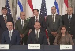 وقّع ممثلو لبنان وإسرائيل، مساء الجمعة، اتفاق إطار برعاية أميركية يتضمن تفاهمات أمنية جديدة بشأن جنوب لبنان، وفق ما أورده تقرير للصحافيين باراك رافيد ويارون أبراهام في قناة “N12” الإسرائيلية. وبحسب التقرير، يرسم الاتفاق أسس مرحلة جديدة من الترتيبات الأمنية على الحدود الجنوبية، ويتضمن بقاء القوات الإسرائيلية في منطقة “الخط الأصفر” إلى حين استكمال نزع سلاح حزب الله وتولي الدولة اللبنانية المسؤولية الأمنية الكاملة، إلى جانب إطلاق مرحلة تجريبية لانتشار الجيش اللبناني في منطقتين بإشراف أميركي. وخلال مراسم الإعلان، قال وزير الخارجية الأميركي ماركو روبيو إن الاتفاق يمثل “خطوة أولى صعبة”، لكنه أعرب عن اعتقاده بأنها قد تفتح الباب أمام مرحلة جديدة، مضيفاً أن سكان شمال إسرائيل يستحقون العيش بأمن وسلام. ونقل التقرير عن مسؤول سياسي إسرائيلي أن الاتفاق جاء بعد مفاوضات مطوّلة بين الولايات المتحدة وإسرائيل ولبنان، وأن إطار العمل الثلاثي يهدف إلى تمهيد الطريق أمام تفاهمات مستقبلية بين بيروت وتل أبيب لإنهاء الصراع والتوصل إلى تسوية طويلة الأمد. ووفق الرواية الإسرائيلية، ستبقي إسرائيل وجودها ضمن الشريط الأمني عند “الخط الأصفر” إلى حين التأكد من نزع سلاح حزب الله وباقي التنظيمات المسلحة، مع الإبقاء على ما وصفته بحرية التحرك العسكري لإزالة أي تهديد محتمل. كما أشار التقرير إلى تفاهم على إطلاق مرحلة تجريبية في منطقتين متجاورتين مع الخط الأصفر، تقوم على انسحاب إسرائيلي محدود وانتشار الجيش اللبناني مكانه، على أن تشمل المرحلة الأولى مشاركة أميركية ميدانية إلى جانب الجيش اللبناني لدعم تنفيذ الترتيبات الجديدة. وأوضح التقرير أن المنطقة الأولى تقع جنوب نهر الليطاني وخارج الخط الأصفر، فيما تمتد المنطقة الثانية شمال الليطاني ويتداخل جزء منها مع حدود الخط الجديد. ونقل التقرير أيضاً عن مسؤول أميركي أن وزير الخارجية ماركو روبيو أجرى اتصالات مباشرة خلال الساعات الماضية مع رئيس الحكومة الإسرائيلية بنيامين نتنياهو ورئيس الجمهورية اللبنانية جوزاف عون، في محاولة لتذليل العقبات الأخيرة قبل الإعلان عن الاتفاق. وبحسب الرواية الواردة في التقرير، يُنظر إلى توقيع اتفاق الإطار باعتباره بداية مرحلة جديدة من الترتيبات الأمنية في جنوب لبنان، على أن يبقى نجاحه مرتبطاً بمدى قدرة الأطراف على تنفيذ البنود المتفق عليها ميدانياً خلال المرحلة المقبلة.