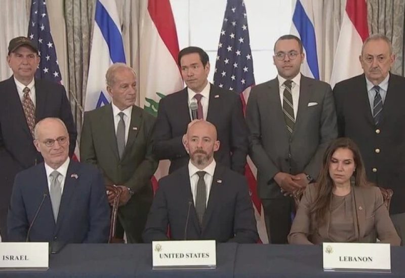 وقّع ممثلو لبنان وإسرائيل، مساء الجمعة، اتفاق إطار برعاية أميركية يتضمن تفاهمات أمنية جديدة بشأن جنوب لبنان، وفق ما أورده تقرير للصحافيين باراك رافيد ويارون أبراهام في قناة “N12” الإسرائيلية. وبحسب التقرير، يرسم الاتفاق أسس مرحلة جديدة من الترتيبات الأمنية على الحدود الجنوبية، ويتضمن بقاء القوات الإسرائيلية في منطقة “الخط الأصفر” إلى حين استكمال نزع سلاح حزب الله وتولي الدولة اللبنانية المسؤولية الأمنية الكاملة، إلى جانب إطلاق مرحلة تجريبية لانتشار الجيش اللبناني في منطقتين بإشراف أميركي. وخلال مراسم الإعلان، قال وزير الخارجية الأميركي ماركو روبيو إن الاتفاق يمثل “خطوة أولى صعبة”، لكنه أعرب عن اعتقاده بأنها قد تفتح الباب أمام مرحلة جديدة، مضيفاً أن سكان شمال إسرائيل يستحقون العيش بأمن وسلام. ونقل التقرير عن مسؤول سياسي إسرائيلي أن الاتفاق جاء بعد مفاوضات مطوّلة بين الولايات المتحدة وإسرائيل ولبنان، وأن إطار العمل الثلاثي يهدف إلى تمهيد الطريق أمام تفاهمات مستقبلية بين بيروت وتل أبيب لإنهاء الصراع والتوصل إلى تسوية طويلة الأمد. ووفق الرواية الإسرائيلية، ستبقي إسرائيل وجودها ضمن الشريط الأمني عند “الخط الأصفر” إلى حين التأكد من نزع سلاح حزب الله وباقي التنظيمات المسلحة، مع الإبقاء على ما وصفته بحرية التحرك العسكري لإزالة أي تهديد محتمل. كما أشار التقرير إلى تفاهم على إطلاق مرحلة تجريبية في منطقتين متجاورتين مع الخط الأصفر، تقوم على انسحاب إسرائيلي محدود وانتشار الجيش اللبناني مكانه، على أن تشمل المرحلة الأولى مشاركة أميركية ميدانية إلى جانب الجيش اللبناني لدعم تنفيذ الترتيبات الجديدة. وأوضح التقرير أن المنطقة الأولى تقع جنوب نهر الليطاني وخارج الخط الأصفر، فيما تمتد المنطقة الثانية شمال الليطاني ويتداخل جزء منها مع حدود الخط الجديد. ونقل التقرير أيضاً عن مسؤول أميركي أن وزير الخارجية ماركو روبيو أجرى اتصالات مباشرة خلال الساعات الماضية مع رئيس الحكومة الإسرائيلية بنيامين نتنياهو ورئيس الجمهورية اللبنانية جوزاف عون، في محاولة لتذليل العقبات الأخيرة قبل الإعلان عن الاتفاق. وبحسب الرواية الواردة في التقرير، يُنظر إلى توقيع اتفاق الإطار باعتباره بداية مرحلة جديدة من الترتيبات الأمنية في جنوب لبنان، على أن يبقى نجاحه مرتبطاً بمدى قدرة الأطراف على تنفيذ البنود المتفق عليها ميدانياً خلال المرحلة المقبلة.