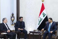 رئيس مجلس الوزراء العراقي علي فالح الزيدي مع وزير الخارجية الإيراني عباس عراقجي