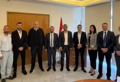 وزير الزراعة الدكتور نزار هاني، في مكتبه في الوزارة، نقيب الأطباء البيطريين الدكتور إيهاب شعبان وأعضاء مجلس النقابة، بحضور المدير العام لوزارة الزراعة المهندس لويس لحود