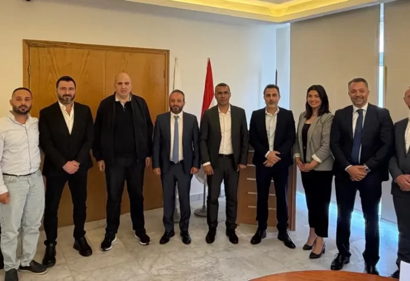 وزير الزراعة الدكتور نزار هاني، في مكتبه في الوزارة، نقيب الأطباء البيطريين الدكتور إيهاب شعبان وأعضاء مجلس النقابة، بحضور المدير العام لوزارة الزراعة المهندس لويس لحود