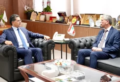 وزير الإعلام المحامي الدكتور بول مرقص، في مكتبه في الوزارة، السفير الباكستاني سلمان أطهر