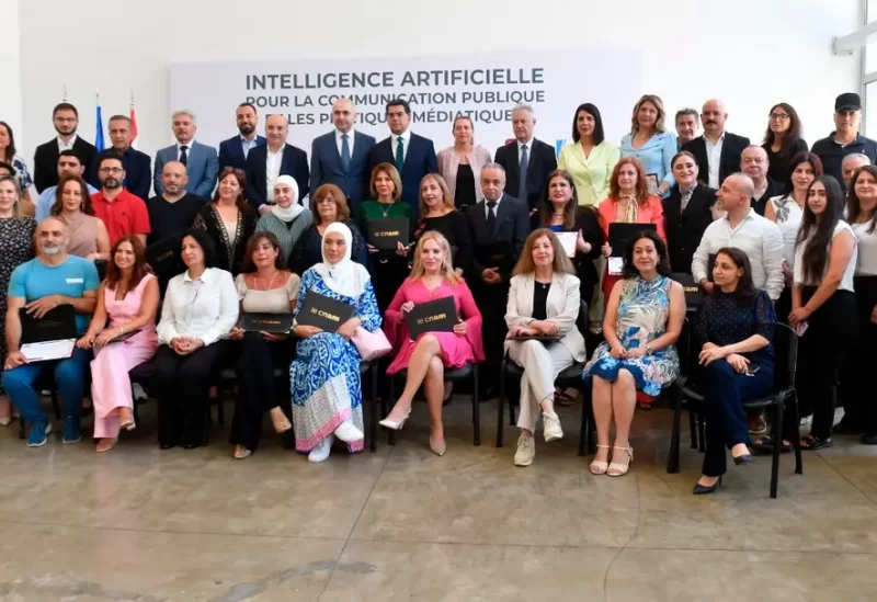 وزير الإعلام المحامي الدكتور بول مرقص اثناء توزيع شهادات المشاركة على الصحافيين والإعلاميين العاملين في وزارة الإعلام و"تلفزيون لبنان" الذين تابعوا دورة تدريبية متخصصة في الذكاء الاصطناعي نظّمتها جامعة "سي نام" (Cnam)