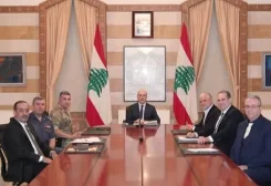 وزير الداخلية والبلديات أحمد الحجار في مكتبه بحضور عدد من المسؤولين الأمنيين والإداريين، بينهم قائد جهاز أمن مطار رفيق الحريري الدولي في بيروت العميد الركن فادي كفوري، وقائد سرية المطار في قوى الأمن الداخلي العميد عزت الخطيب، ورئيس دائرة الأمن العام في المطار العقيد جورج داغر، إضافة إلى ممثل المديرية العامة للجمارك رئيس دائرة المسافرين في السوق الحرة المراقب أول شكري الحاج، ورئيس مجلس إدارة شركة Sky Lounges Services زياد الملا.