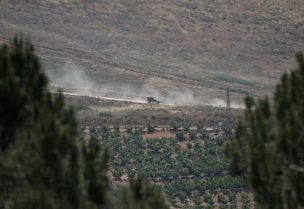 مركبة عسكرية إسرائيلية في جنوب لبنان بالقرب من الحدود الإسرائيلية اللبنانية، كما يظهر من شمال إسرائيل يوم 2 يونيو حزيران 2026. تصوير: شير توروم - رويترز