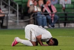 سالم الدوسري لاعب السعودية يحتفل بفوز المنتخب على بورتوريكو في مباراة ودية في ولاية تكساس الأمريكية يوم 5 يونيو حزيران 2026. تصوير: دوستن سافرانيك - رويترز