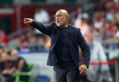 مدرب إسبانيا لويس دي لا فوينتي خلال إحدى مباريات المنتخب في كونيا بتركيا يوم 7 سبتمبر أيلول 2025 تصوير: مراد سزار - رويترز
