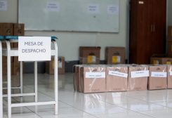 مواد انتخابية في مركز اقتراع قبل انتخابات بيرو في ليما يوم 6 يونيو حزيران 2026. تصوير: ستيفس باوكا - رويترز