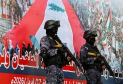 فردان من عناصر أمنية تابعة للحوثيين خلال مظاهرة في صنعاء يوم 17 أبريل نيسان 2026. تصوير: خالد عبد الله - رويترز