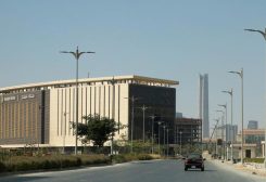 سيارة تسير بالقرب من "البرج الأيقوني" في منطقة الأعمال المركزية ومنطقة البنوك، في العاصمة الإدارية الجديدة شرق القاهرة بصورة من أرشيف رويترز.