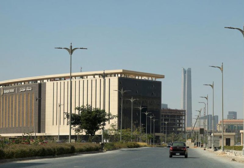 سيارة تسير بالقرب من "البرج الأيقوني" في منطقة الأعمال المركزية ومنطقة البنوك، في العاصمة الإدارية الجديدة شرق القاهرة بصورة من أرشيف رويترز.