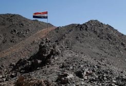 علم مصر بموقع معسكر بالصحراء الشرقية في صورة من أرشيف رويترز.