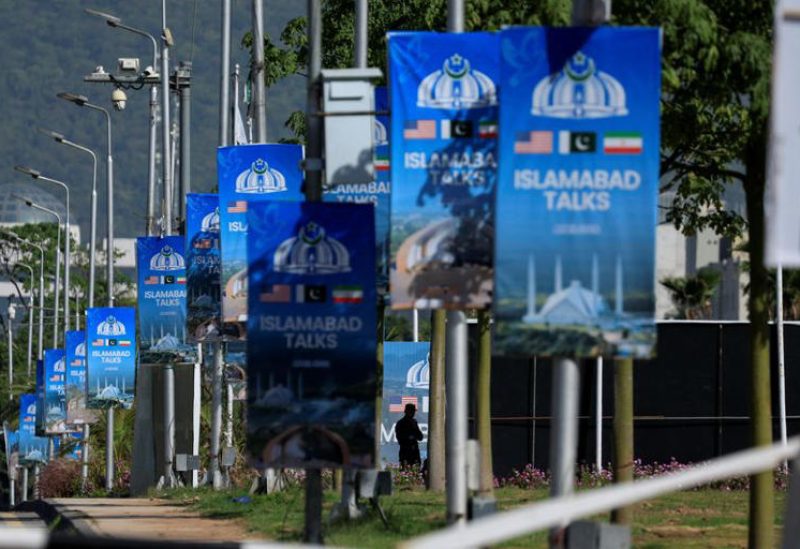 لوحات إعلانية مكتوب عليها "محادثات إسلام أباد" بينما كانت تستعد باكستان لاستضافة الولايات المتحدة وإيران لإجراء محادثات سلام في إسلام أباد يوم 22 أبريل نيسان 2026. تصوير: أختر سومرو - رويترز