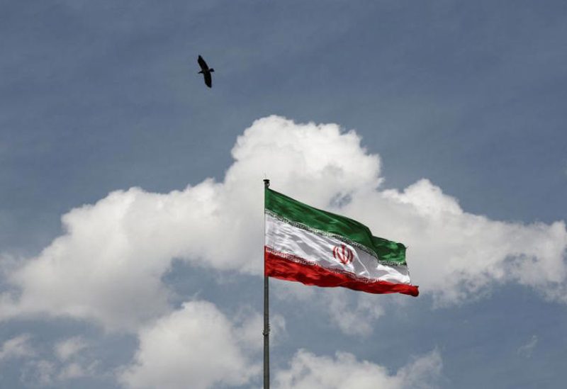 طائر يحلق فوق العلم الإيراني في طهران يوم 27 أبريل نيسان 2026. صورة من وكالة أنباء غرب آسيا حصلت عليها رويترز من طرف ثالث.