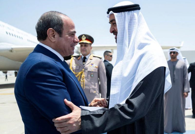 الرئيس المصري عبد الفتاح السيسي والشيخ محمد بن زايد آل نهيان رئيس دولة الإمارات في مطار أبوظبي يوم 7 مايو 2026. صورة لديوان الرئاسة الإماراتي صورة حصلت عليها رويترز من طرف ثالث