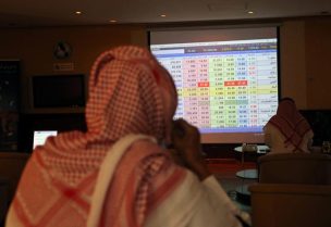 متداولون سعوديون يراقبون معلومات الأسهم في بورصة السعودية بالرياض في صورة من أرشيف رويترز.