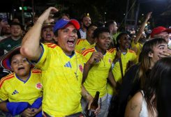مشجعي كولومبيا أثناء مشاهدتهم مباراة كأس أوزبكستان وكولومبيا في مدينة مكسيكو يوم 17 يونيو حزيران 2026. تصوير: كوتزالي نيكتيه ها - رويترز