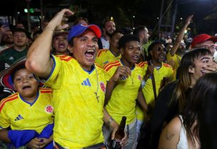 مشجعي كولومبيا أثناء مشاهدتهم مباراة كأس أوزبكستان وكولومبيا في مدينة مكسيكو يوم 17 يونيو حزيران 2026. تصوير: كوتزالي نيكتيه ها - رويترز