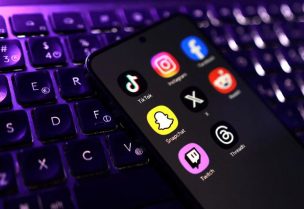 أيقونات تطبيقات تيك توك وإنستجرام وفيسبوك وسناب شات وإكس وريديت وتويتش وثريدز في صورة توضيحية التقطت يوم 15 يونيو حزيران 2026. تصوير: دادو روفيك - رويترز