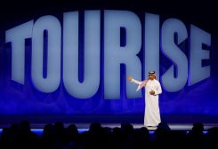 وزير السياحة السعودي أحمد الخطيب خلال قمة تورايز العالمية للسياحة في الرياض يوم 11 نوفمبر تشرين الثاني 2025. تصوير: حمد محمد - رويترز
