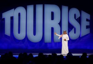 وزير السياحة السعودي أحمد الخطيب خلال قمة تورايز العالمية للسياحة في الرياض يوم 11 نوفمبر تشرين الثاني 2025. تصوير: حمد محمد - رويترز