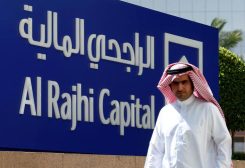 رجل يسير بجانب شعار شركة الراجحي المالية في الرياض بصورة من أرشيف رويترز.