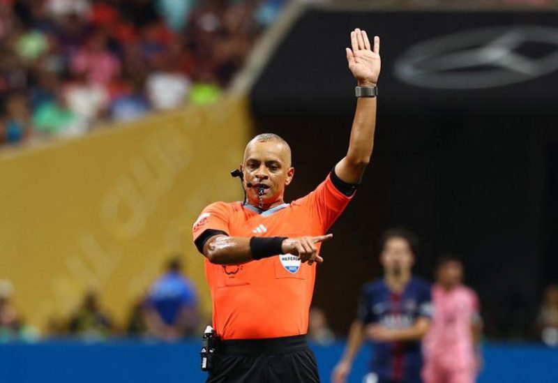 الحكم البرازيلي ويلتون سامبايو خلال إحدى مباريات كأس العالم للأندية في ولاية جورجيا الأمريكية يوم 29 يونيو حزيران 2025. تصوير: كاي فافنباخ - رويترز