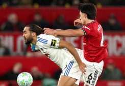 لاعب مانشستر يونايتد ليساندرو مارتينيز يشد شعر دومينيك كالفيرت ليوين لاعب ليدز يونايتد خلال مباراة الفرقين في الدوري الإنجليزي الممتاز يوم 13 أبريل نيسان 2026
