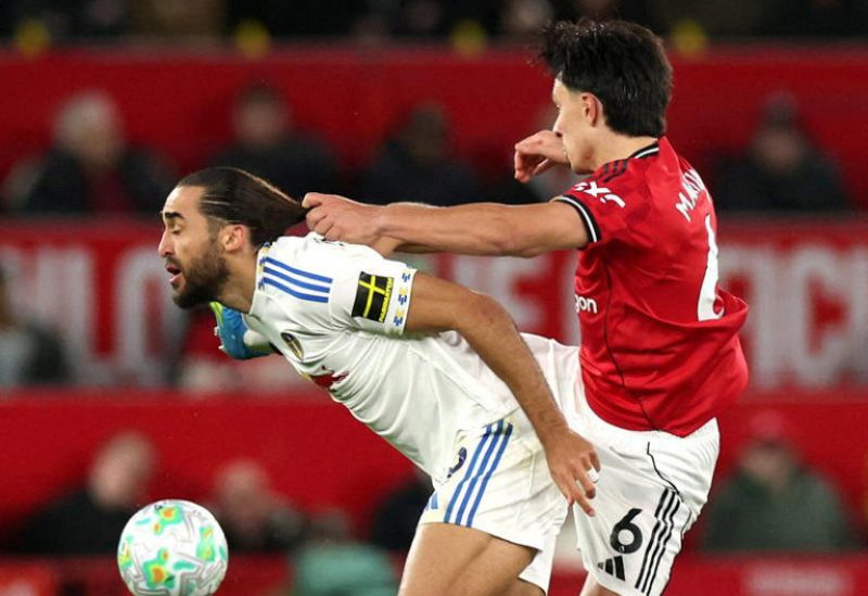 لاعب مانشستر يونايتد ليساندرو مارتينيز يشد شعر دومينيك كالفيرت ليوين لاعب ليدز يونايتد خلال مباراة الفرقين في الدوري الإنجليزي الممتاز يوم 13 أبريل نيسان 2026