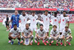 لاعبو منتخب إنجلترا يقفون لإلتقاط صورة قبل مباراة في أورلاندو بولاية فلوريدا الأمريكية يوم 10 يونيو حزيران 2026. تصوير: ناثان راي سيبك إيماجن إميدجيز الشريكة لرويترز