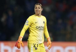 حارسة المرمى ماري إيربس خلال مباراة بدوري أبطال أوروبا للسيدات يوم 20 نوفمبر تشرين الثاني 2025. تصوير: بنوا تيسييه - رويترز