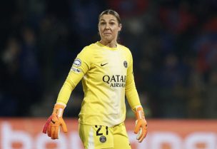 حارسة المرمى ماري إيربس خلال مباراة بدوري أبطال أوروبا للسيدات يوم 20 نوفمبر تشرين الثاني 2025. تصوير: بنوا تيسييه - رويترز