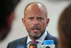 وزير الدفاع البلجيكي تيو فرانكن لرويترز يتحدث إلى الصحفيين لدى وصوله إلى اجتماع غير رسمي لوزراء دفاع الاتحاد الأوروبي في كوبنهاجن بالدنمرك، في يوم 29 أغسطس آب 2025. تصوير: توم ليتل - رويترز