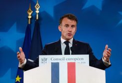 الرئيس الفرنسي إيمانويل ماكرون يتحدث إلى وسائل الإعلام عقب قمة قادة الاتحاد الأوروبي في بروكسل يوم 19 يونيو حزيران 2026. تصوير: لايا روس - رويترز