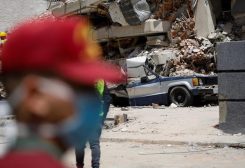 سيارة متضررة في موقع مبنى منهار في كاراكاس تعمل فيه فرق الطوارئ في أعقاب زلازل ضربت فنزويلا يوم 26 يونيو حزيران 2026. تصوير: فاوتو توريالبا - رويترز