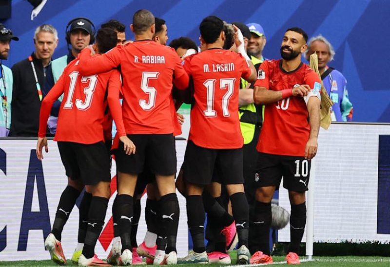 لاعب كرة القدم المصري محمود صابر يحتفل مع زملائه في المنتخب بتسجيل الهدف الأول في شباك إيران في مباراة الفريقين في دور المجموعات بكأس العالم يوم السبت 27 يونيو حزيران 2026. تصوير: دانييل كول - رويترز
