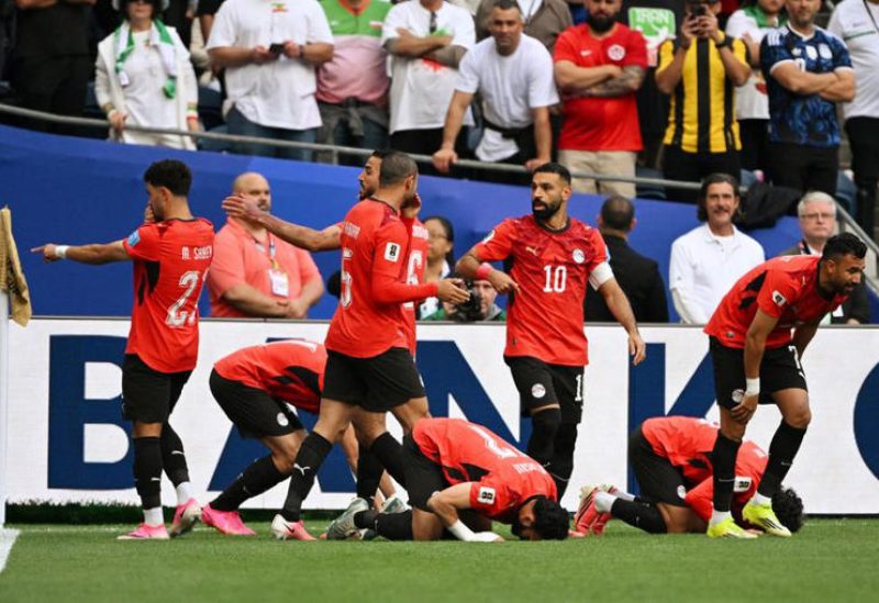 لاعبو المنتخب المصري يحتفلون بعد تسجيل محمود صابر هدفا في شباك إيران خلال مباراة الفريقين ضمن منافسات كأس العالم لكرة القدم يوم 26 يونيو حزيران 2026. تصوير: تروي لاوايرينين - إيمجن إيمدجز الشريكة لرويترز