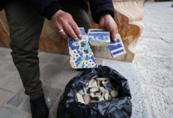 شخص يحمل شظايا من البلاط الزخرفي المكسور في مسجد الشاه الواقع على الطرف الجنوبي لميدان نقش جهان في أصفهان يوم 23 مارس آذار 2026. تصوير: علاء المرجاني - رويترز (تعمل وسائل الإعلام الأجنبية في إيران وفقا للمبادئ التوجيهية التي تضعها وزارة الثقافة والإرشاد الإسلامي، التي تنظم النشاط الصحفي وتمنح التراخيص.)