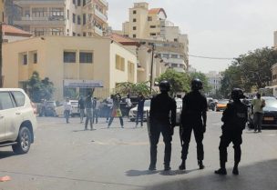 أفراد من شرطة مكافحة الشغب خلال مظاهرة أمام البرلمان السنغالي في داكار يوم 29 يونيو حزيران 2026. تصوير: راغد واكد - رويترز