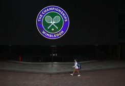 شعار بطولة ويمبلدون للتنس في لندن يوم 29 يونيو حزيران 2026. تصوير: ماركو ديوريتا - رويترز