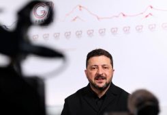 الرئيس الأوكراني فولوديمير زيلينسكي يتحدث خلال مقابلة مع رويترز في إيفيان-ليه. بان بفرنسا يوم 16 يونيو حزيران 2026. تصوير: دينيس باليبوس - رويترز