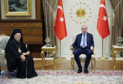 الرئيس التركي رجب طيب أردوغان يلتقي بالبطريرك الحالي بارثولوميو في أنقرة يوم 16 يونيو حزيران 2026. صورة من المكتب الصحفي الرئاسي حصلت عليها رويترز من طرف ثالث. يحظر إعادة بيع الصورة أو الاحتفاظ بها في الأرشيف.
