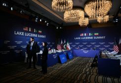 منظر عام لقاعة الاجتماعات قبل اجتماع بين الولايات المتحدة وإيران وباكستان وقطر في منتجع بورجنشتوك الجبلي السويسري يوم 21 يونيو حزيران 2026. تصوير: نيثان هوارد - رويترز
